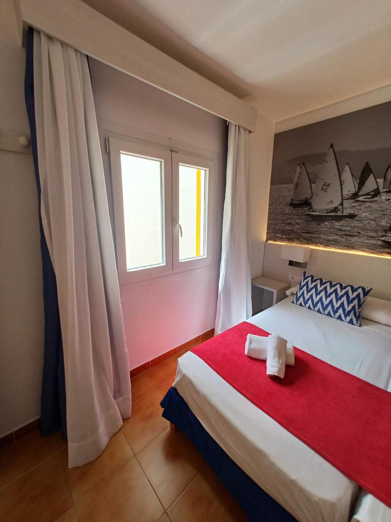 Hostal Cala Ratjada Exterior photo