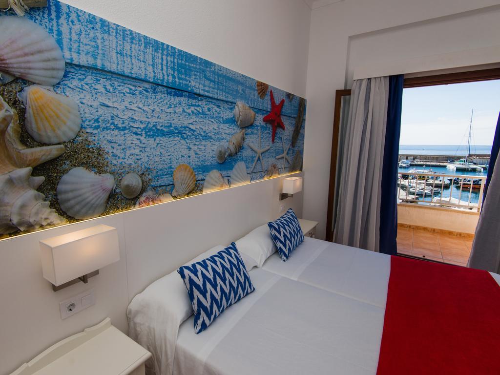 Hostal Cala Ratjada Exterior photo