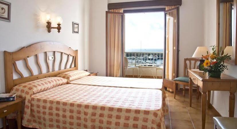 Hostal Cala Ratjada Exterior photo